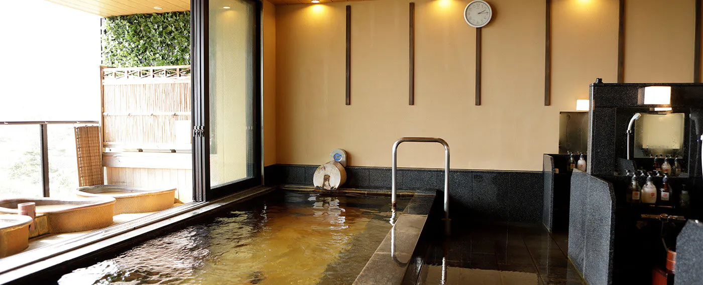 【Kolam Mandi Dalam】Kolam mandi dalam juga tentunya mata air panas. Nikmatilah suasana santai dengan air yang luas.