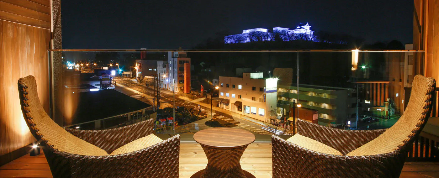 ザ・シロヤマテラス津山別邸：夜景を望むテラス