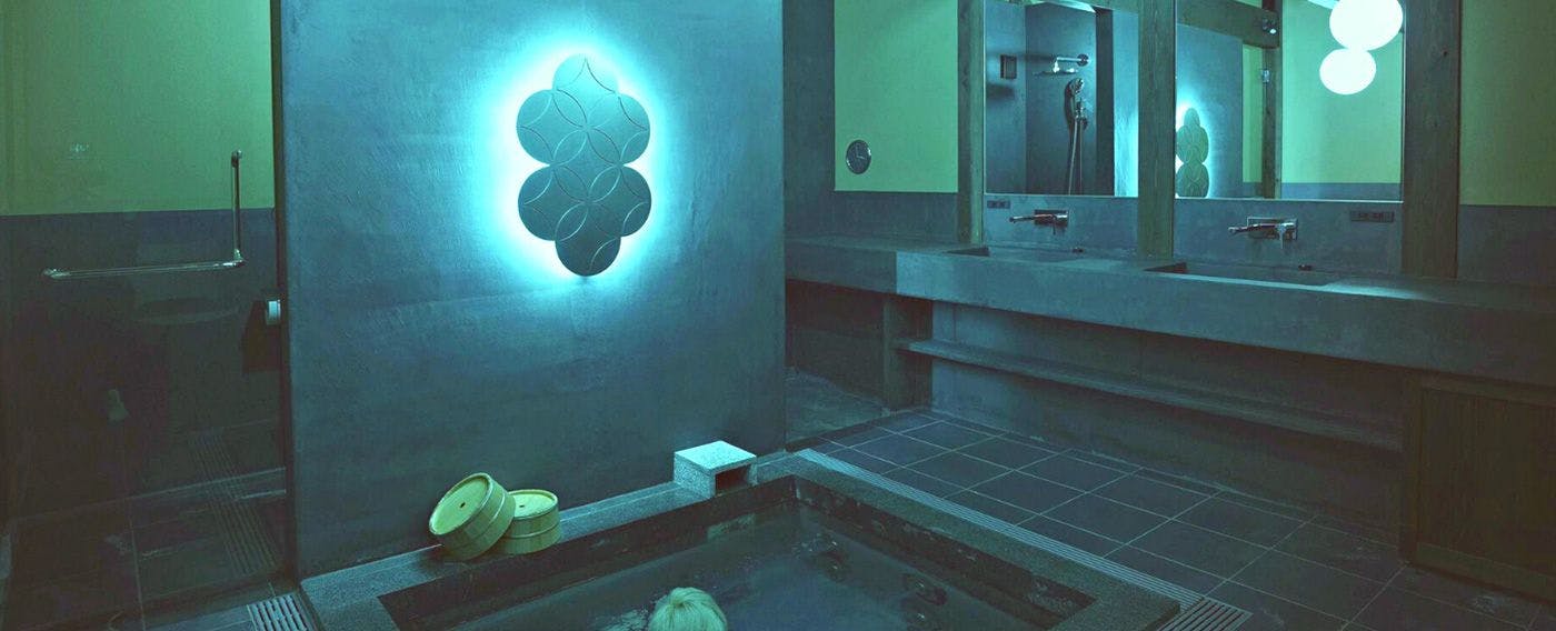 Kamar mandi pribadi bergaya gudang