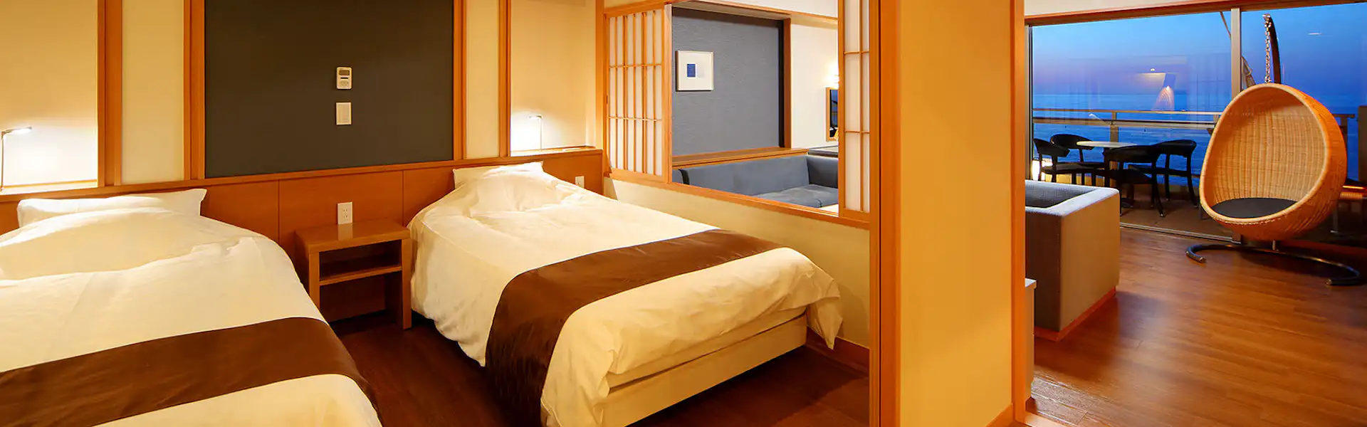 スイートベッドルームとリビング