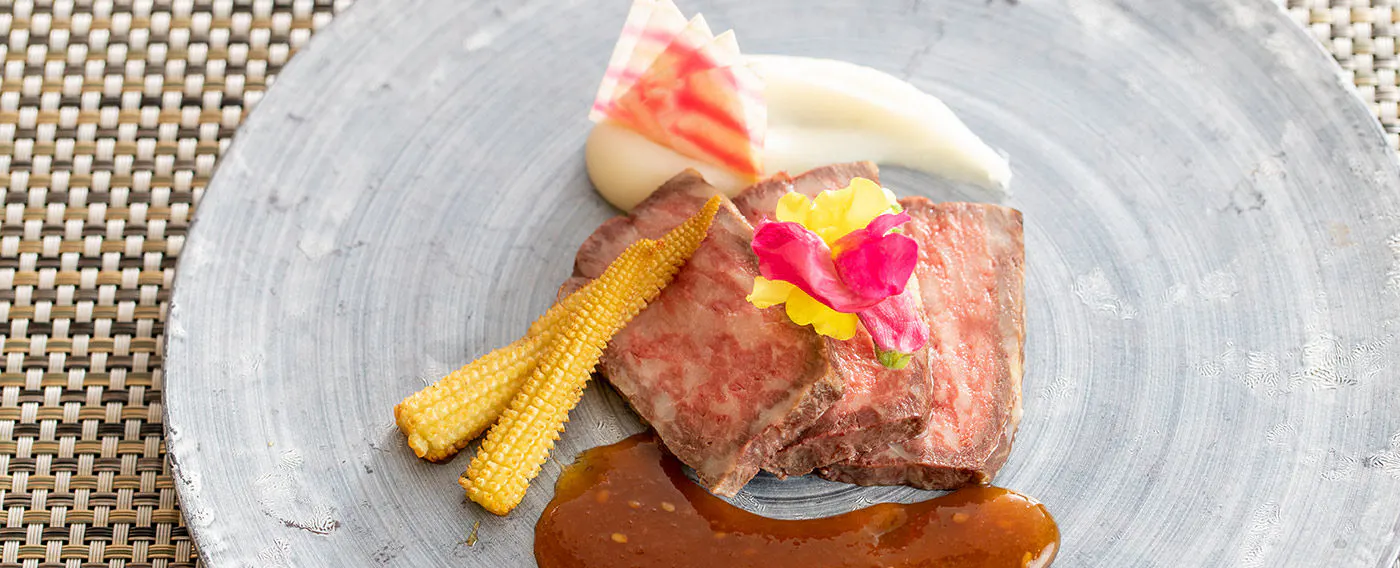 G強肴 돗토리 와규 오레인 55, 은은한 훈제 향, 곁들인 채소