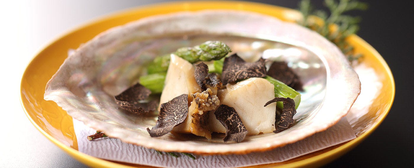 오키산 전복과 트러플을 곁들인 아스파라거스.