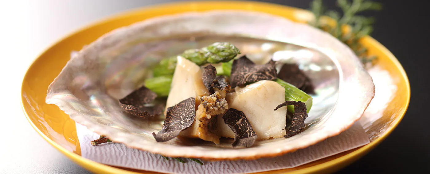 오키산 전복과 트러플을 곁들인 아스파라거스.