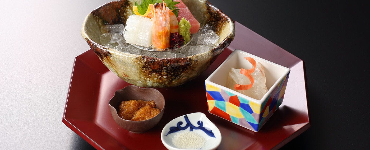 오키산 전복 사시미, 중간 참치, 붉은 새우, 사카이미나토 항구의 제철 신선한 두 가지, 전복 간장, 다시마 소금, 트러플 아스파라거스.