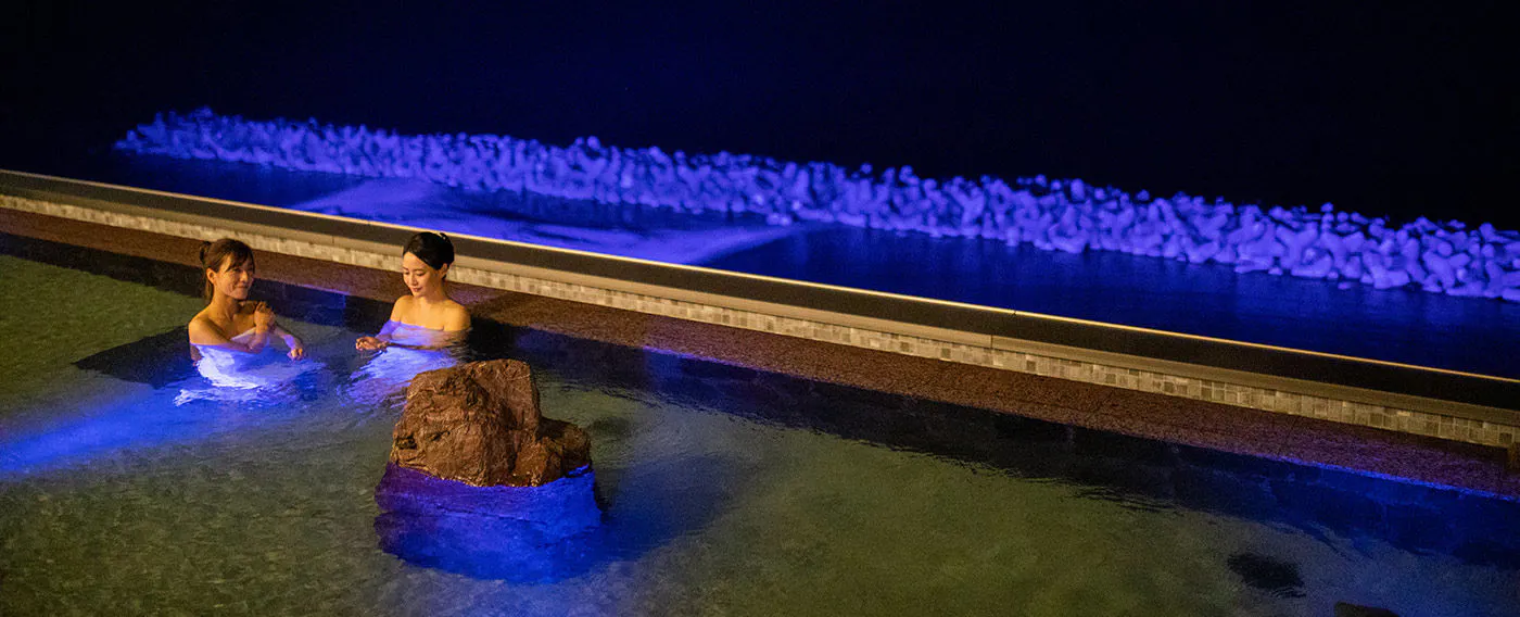 인피니티 스카이 노천탕, 수중 조명과 해변 조명.