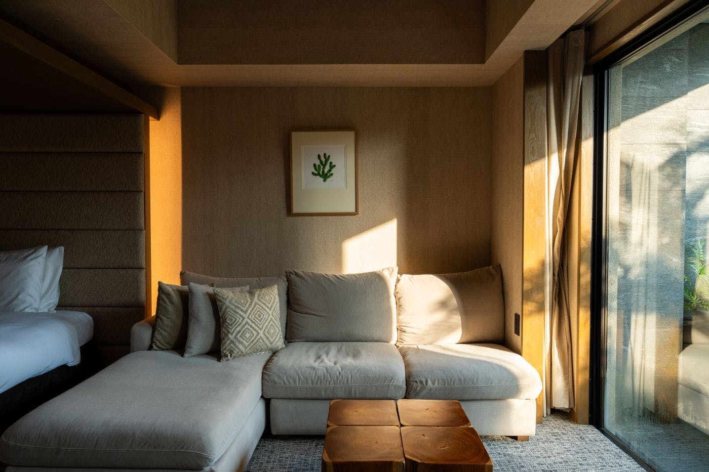 Tidur siang sejenak di daybed dengan pemandangan laut
