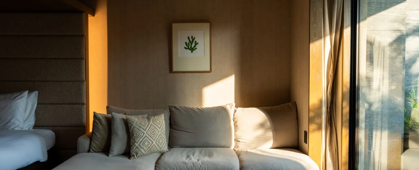 Tidur siang sejenak di daybed dengan pemandangan laut
