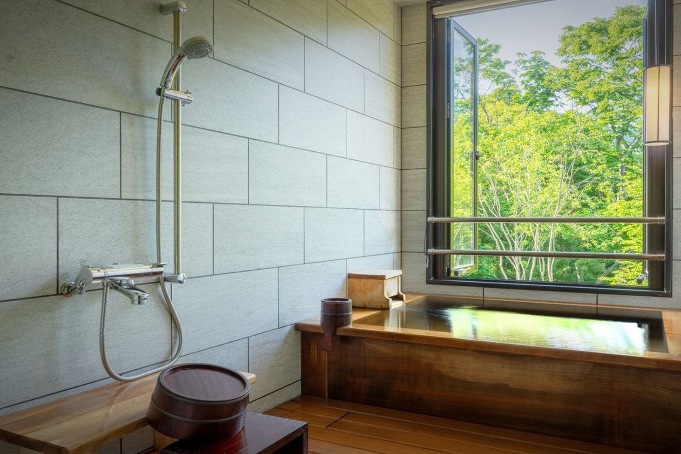 源泉掛け流しの浴室