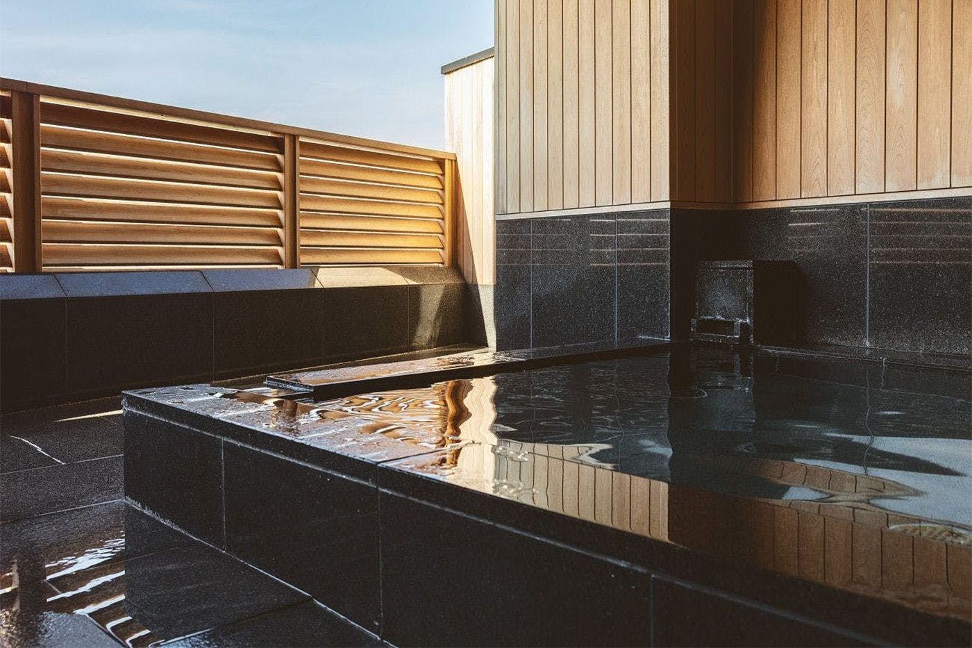 ออนเซ็นกลางแจ้งส่วนตัวแบบกึ่งกลางแจ้ง