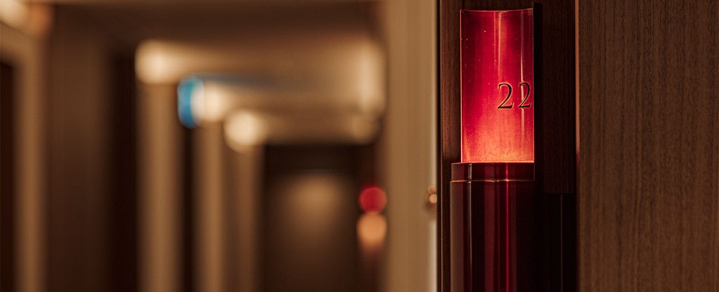 客室廊下：明治八年創業、日本で一番古い歴史を持つ手作り茶筒の老舗が制作した客室廊下照明(開化堂)