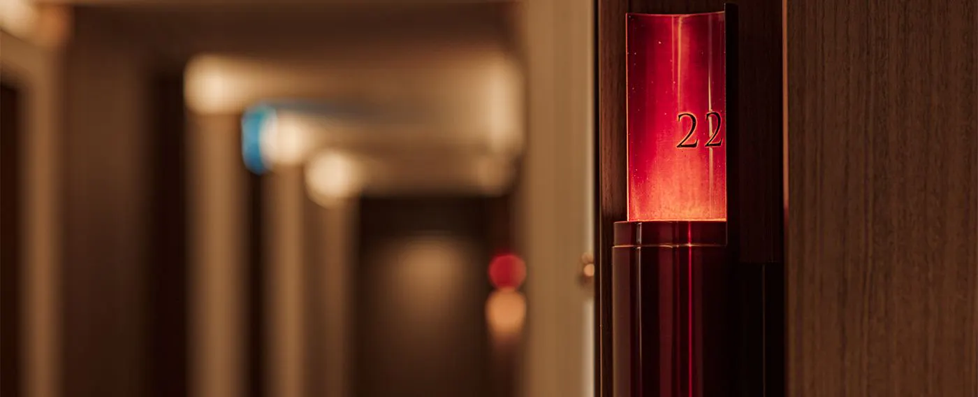 客室廊下:明治八年創業、日本で一番古い歴史を持つ手作り茶筒の老舗が制作した客室廊下照明(開化堂)