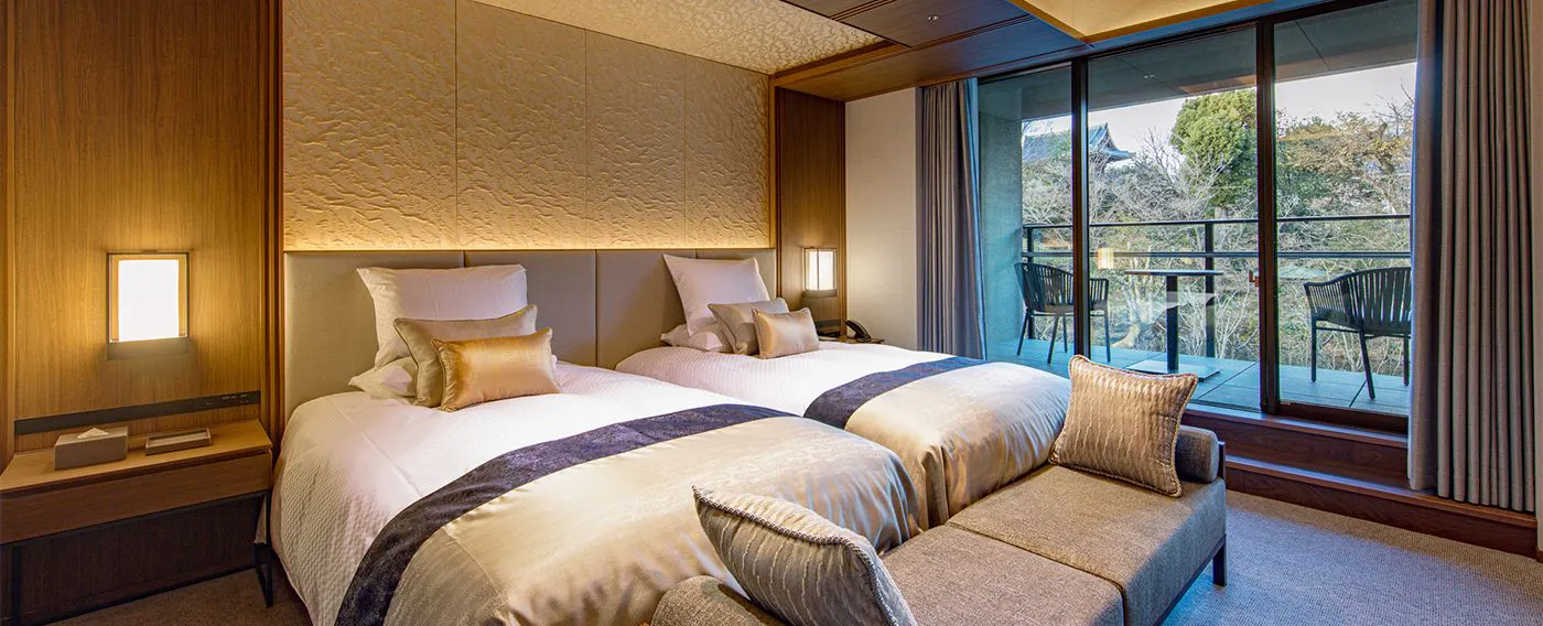 別邸スイート ツイン:全室ヘッドボードには西陣織を採用。山荘から眺めた湖畔に映る水面を表現(HOSOO)