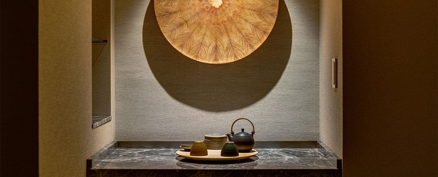 別邸スイート ダブル：「柾合わせ」という桶指物の伝統技法を用いた大盆(中川木工芸)