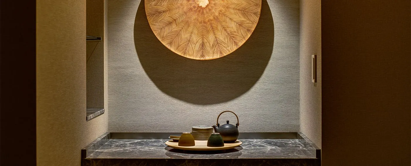 別邸スイート ダブル:「柾合わせ」という桶指物の伝統技法を用いた大盆(中川木工芸)