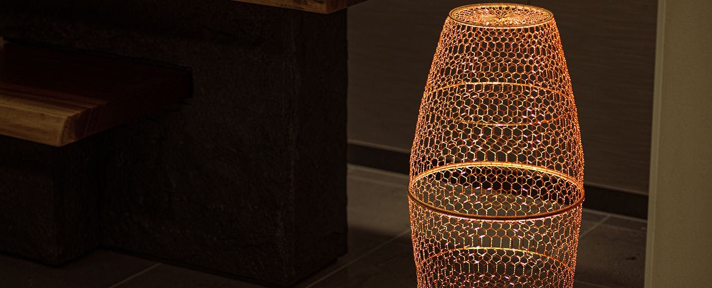 レセプション：柔らかく美しい曲面にこだわった手編みのランプシェード(金網つじ)