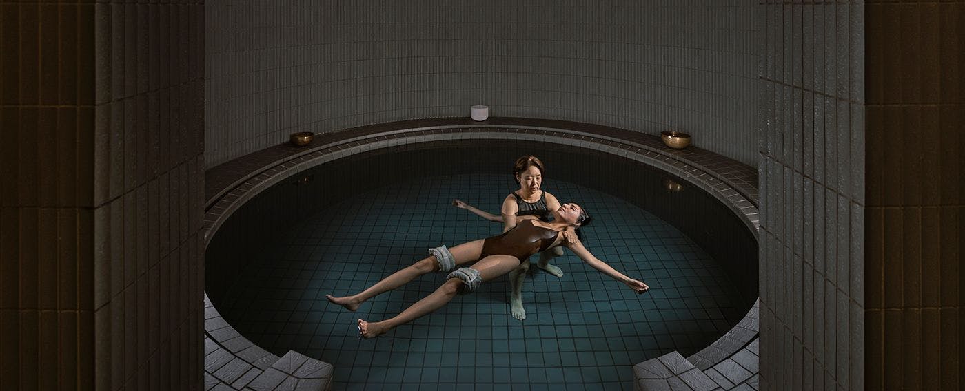 心身の状態を整えるために、水中の無重力状態で行う「WATSU / 水中ボディワーク」