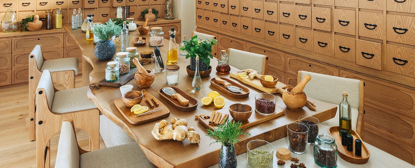 さまざまなスキンケアアイテムを手作りするワークショップを開催するスパ内の「アルケミーバー」