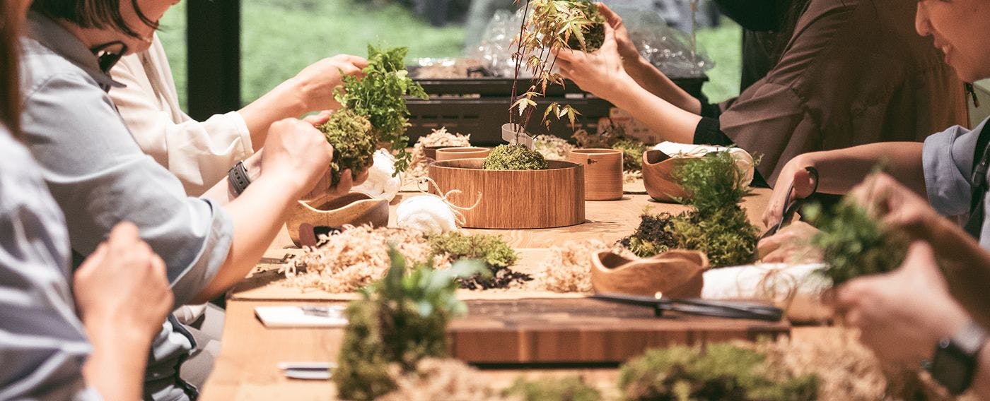アースラボでは、苔玉づくりなど、サステナビリティに関するさまざまなワークショップを定期的に開催