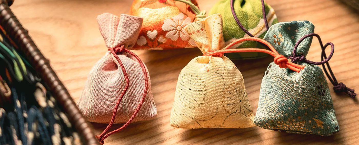 日本の伝統的なお香づくりを学ぶ体験も