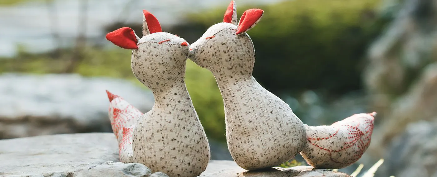 刺し子のぬいぐるみ「キュウちゃん」の売上は、コストを除いた全額を地元の環境保護団体に寄付