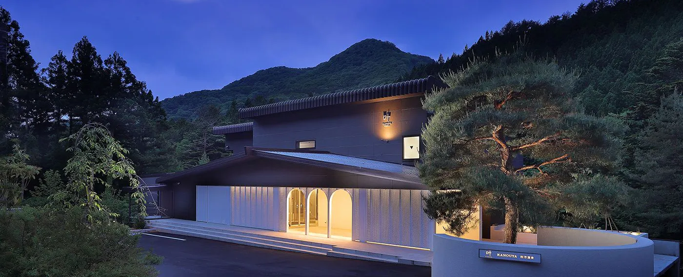 叶KANOUYA四万温泉 外観(夜)