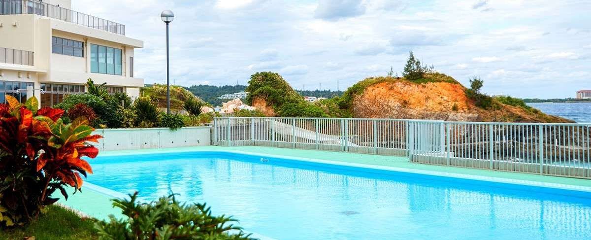 สระว่ายน้ำกลางแจ้ง