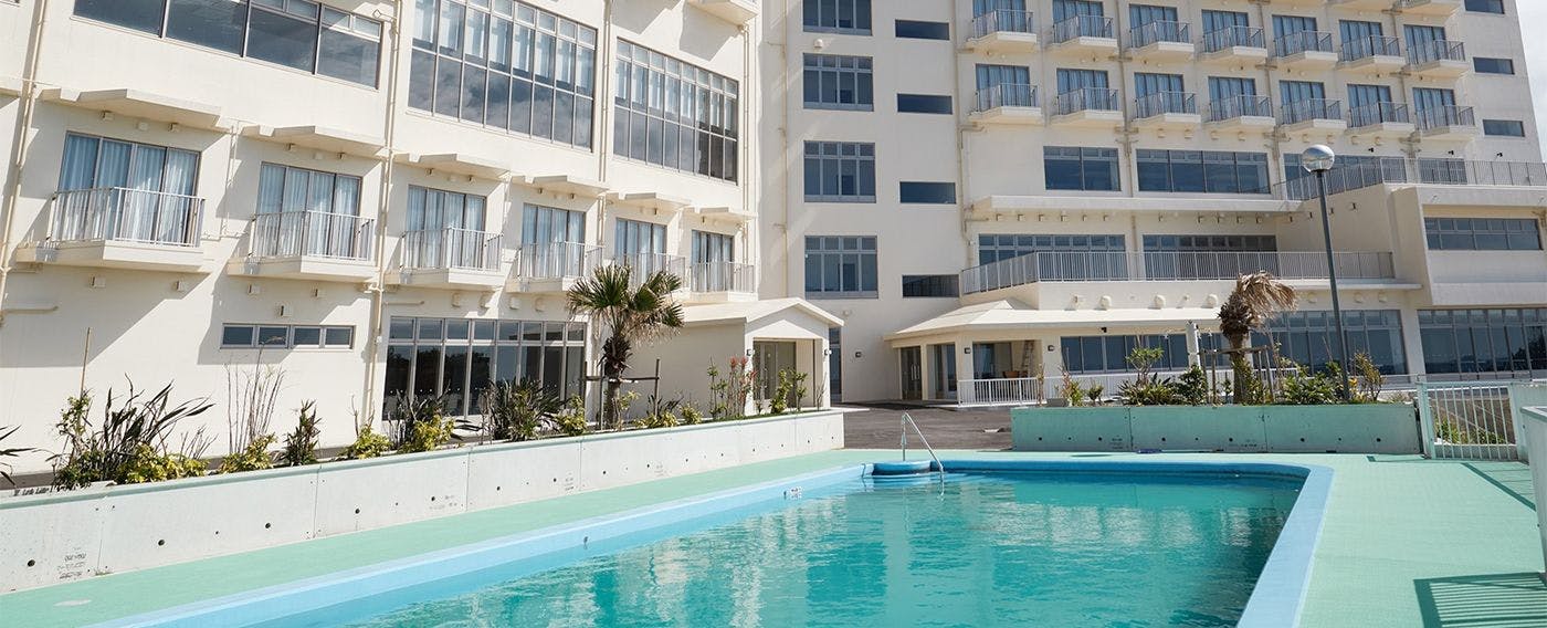 สระว่ายน้ำกลางแจ้ง