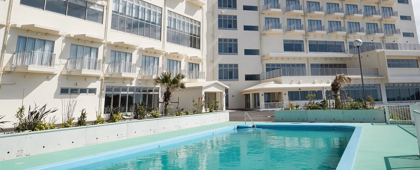 สระว่ายน้ำกลางแจ้ง