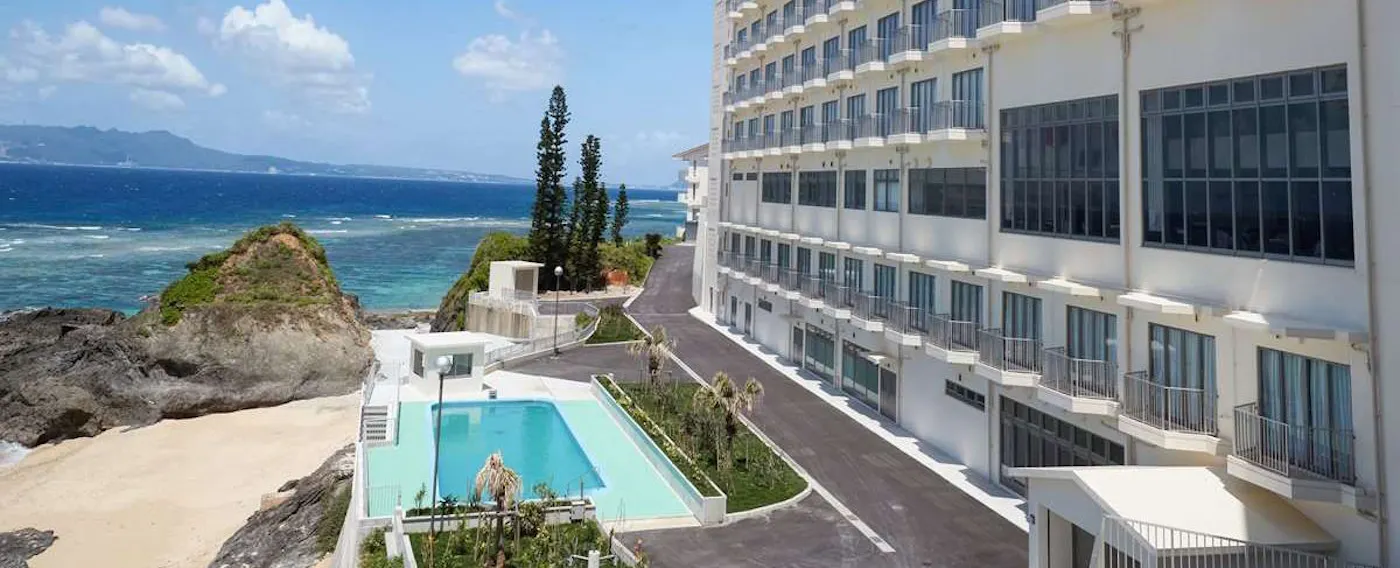 สระว่ายน้ำกลางแจ้ง