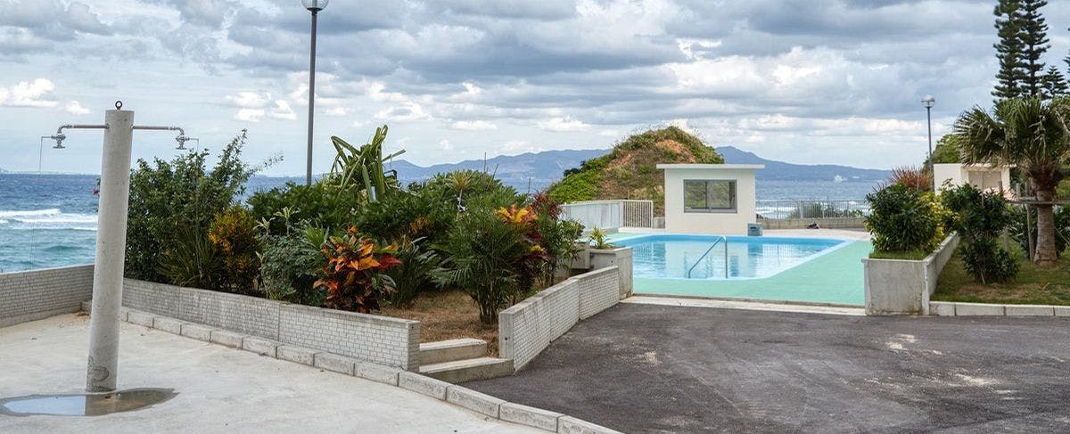 สระว่ายน้ำกลางแจ้ง