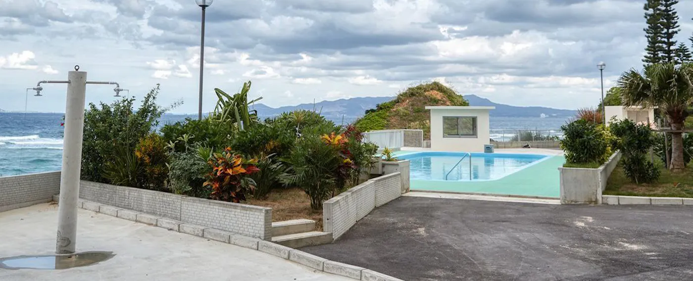 สระว่ายน้ำกลางแจ้ง