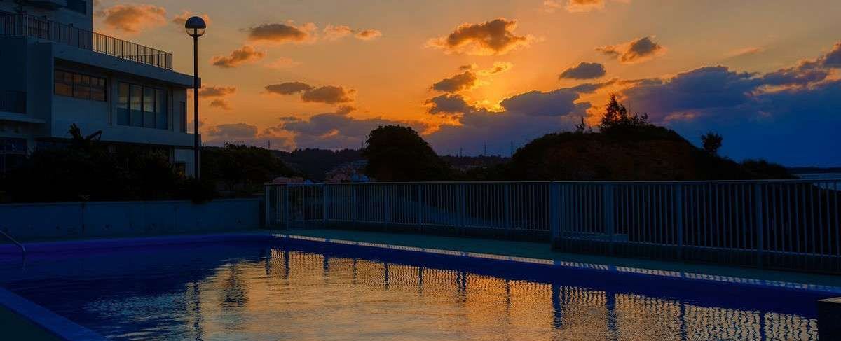 สระว่ายน้ำกลางแจ้งยามเย็น