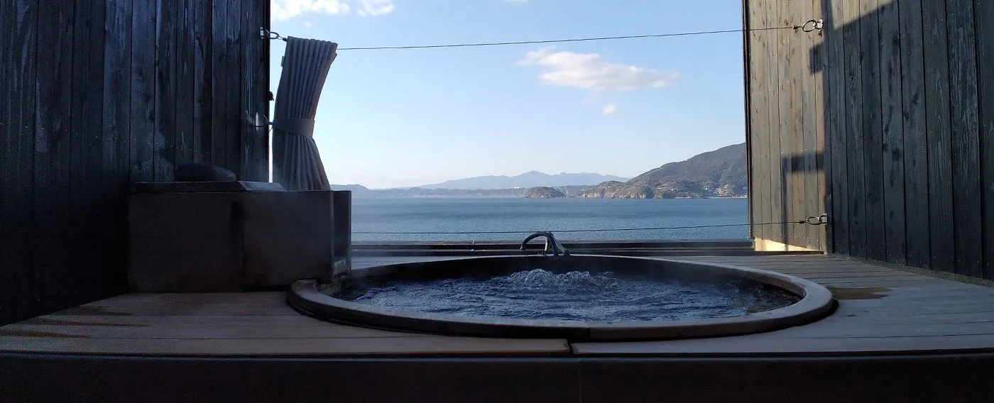 Pemandian terbuka pribadi - Bak mandi kayu