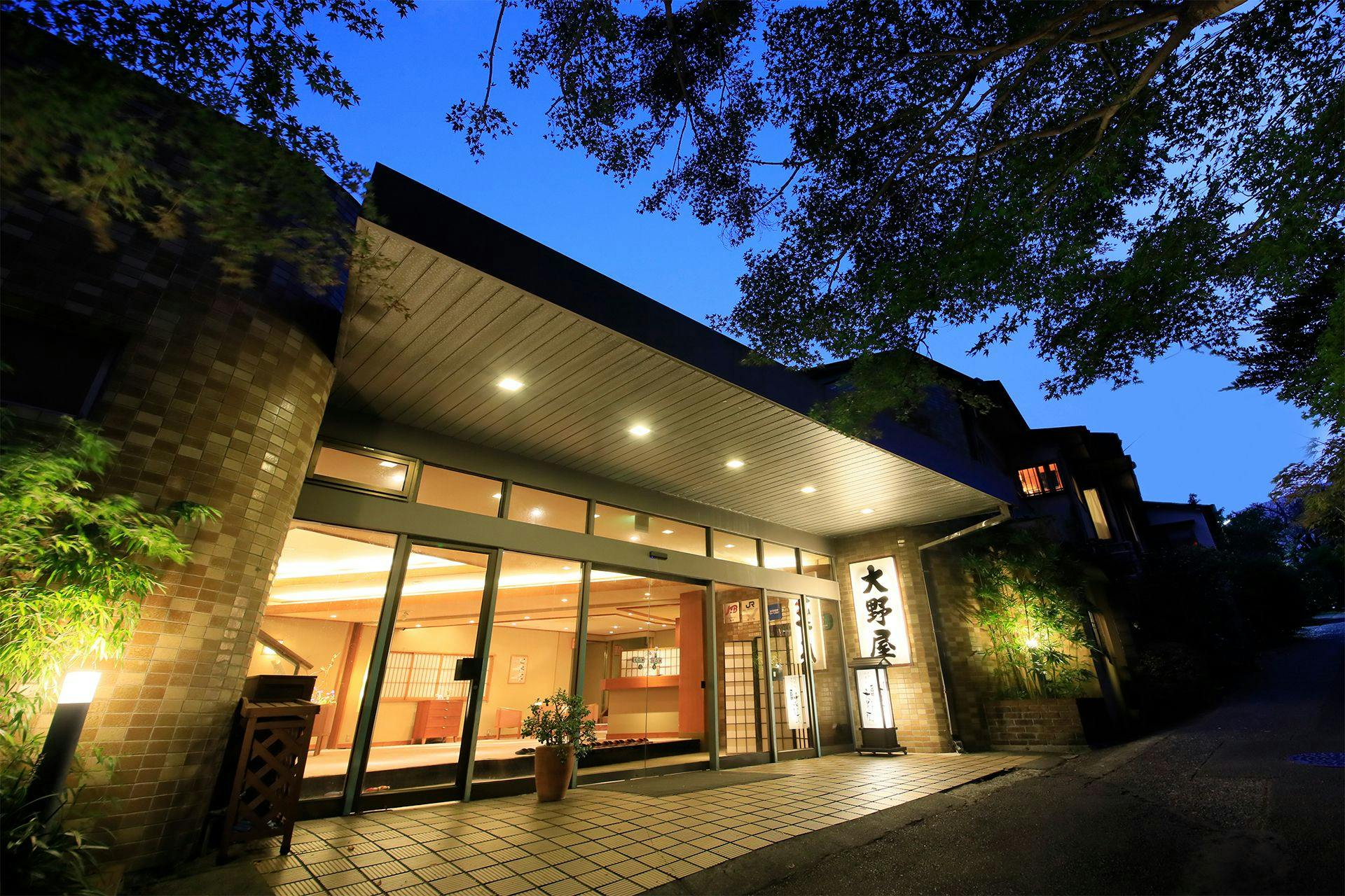 ทางเข้าในตอนกลางคืน