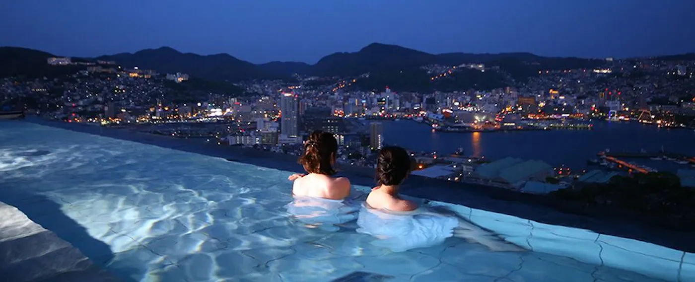 อ่างอาบน้ำกลางแจ้งพาโนรามาขนาดใหญ่