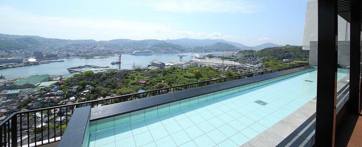 อ่างอาบน้ำกลางแจ้งพาโนรามาขนาดใหญ่