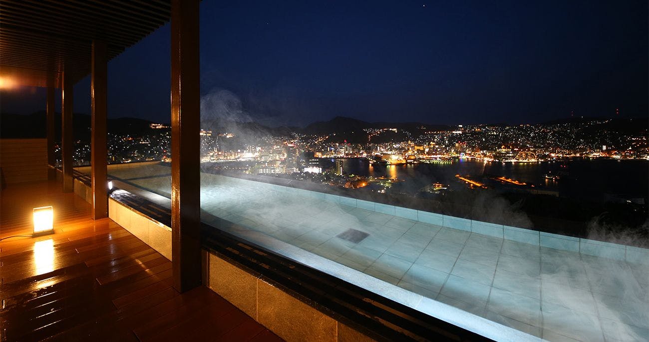 อ่างอาบน้ำกลางแจ้งในตอนกลางคืน