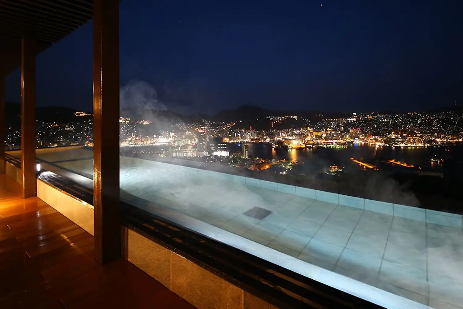 อ่างอาบน้ำกลางแจ้งในตอนกลางคืน