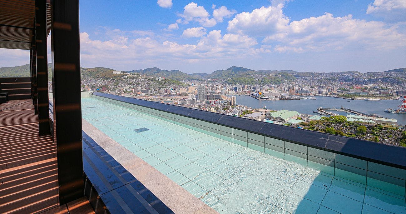 อ่างอาบน้ำกลางแจ้ง - กลางวัน