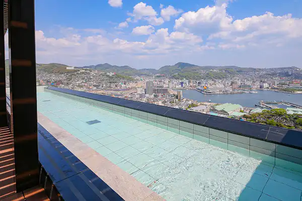 อ่างอาบน้ำกลางแจ้ง - กลางวัน