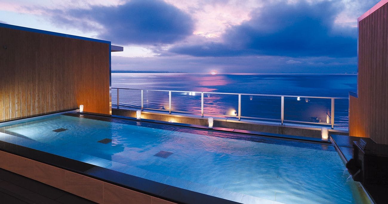 Pemandian terbuka di malam hari