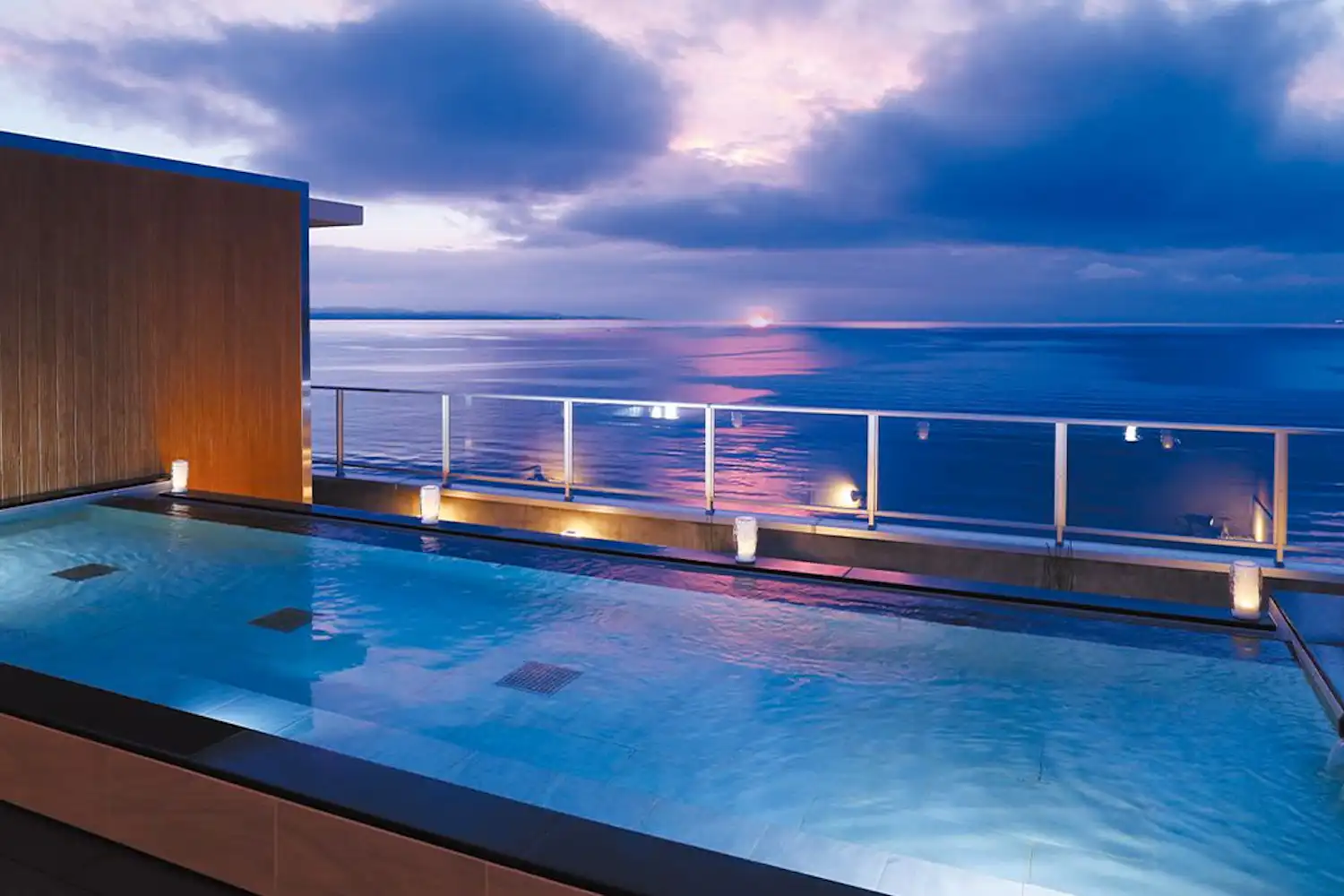 Pemandian terbuka di malam hari