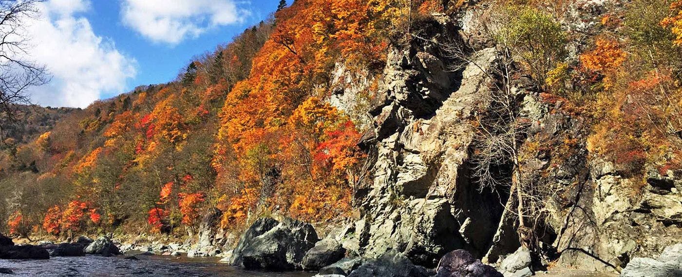 อุทยานธรรมชาติหมู่บ้าน "หุบเขาหินแดงหินน้ำเงิน" มีทัศนียภาพที่เป็นเอกลักษณ์ซึ่งเกิดจากหินขนาดใหญ่