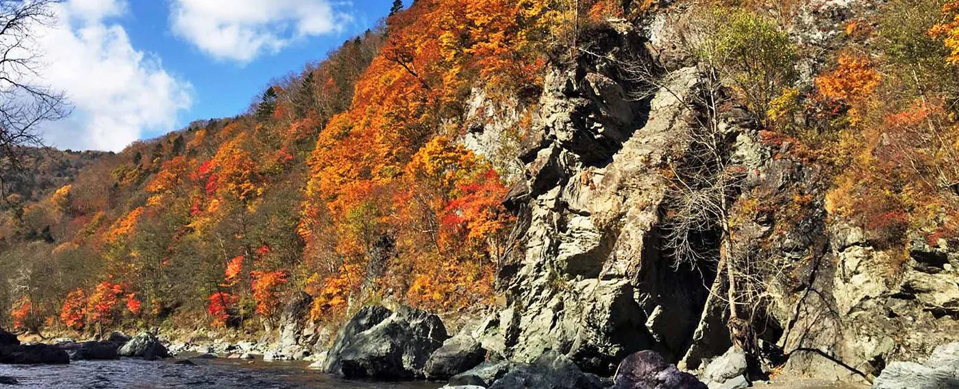 อุทยานธรรมชาติหมู่บ้าน "หุบเขาหินแดงหินน้ำเงิน" มีทัศนียภาพที่เป็นเอกลักษณ์ซึ่งเกิดจากหินขนาดใหญ่