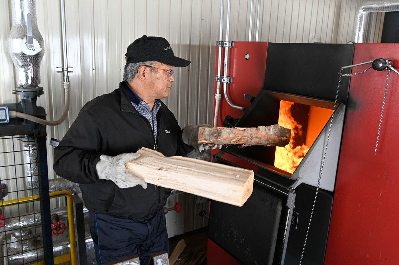 เราใช้งานหม้อต้มไม้จากเยอรมนีในการต้มน้ำ.