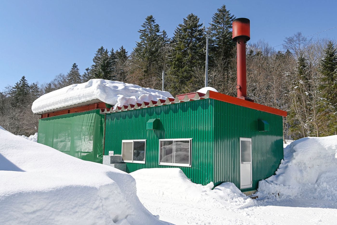 คุณสามารถแช่น้ำพุร้อนที่สดชื่นโดยใช้ประโยชน์จากสิ่งแวดล้อมของชิมูคัปปุที่ล้อมรอบด้วยป่า ※ห้องหม้อต้มไม้ฟืน