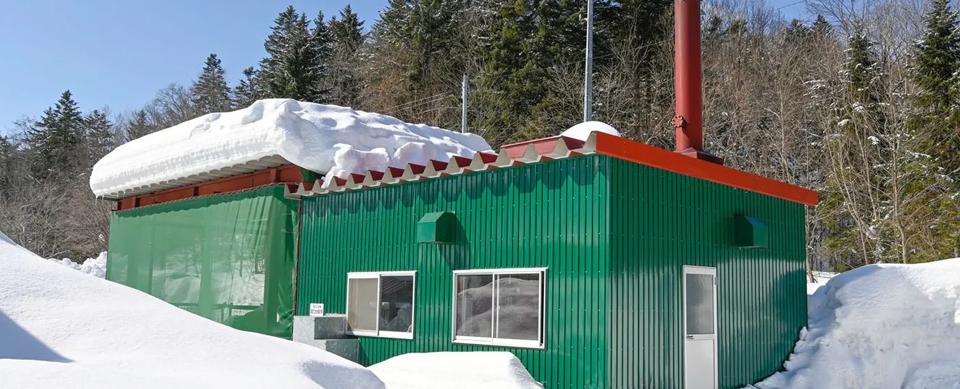 คุณสามารถแช่น้ำพุร้อนที่สดชื่นโดยใช้ประโยชน์จากสิ่งแวดล้อมของชิมูคัปปุที่ล้อมรอบด้วยป่า ※ห้องหม้อต้มไม้ฟืน