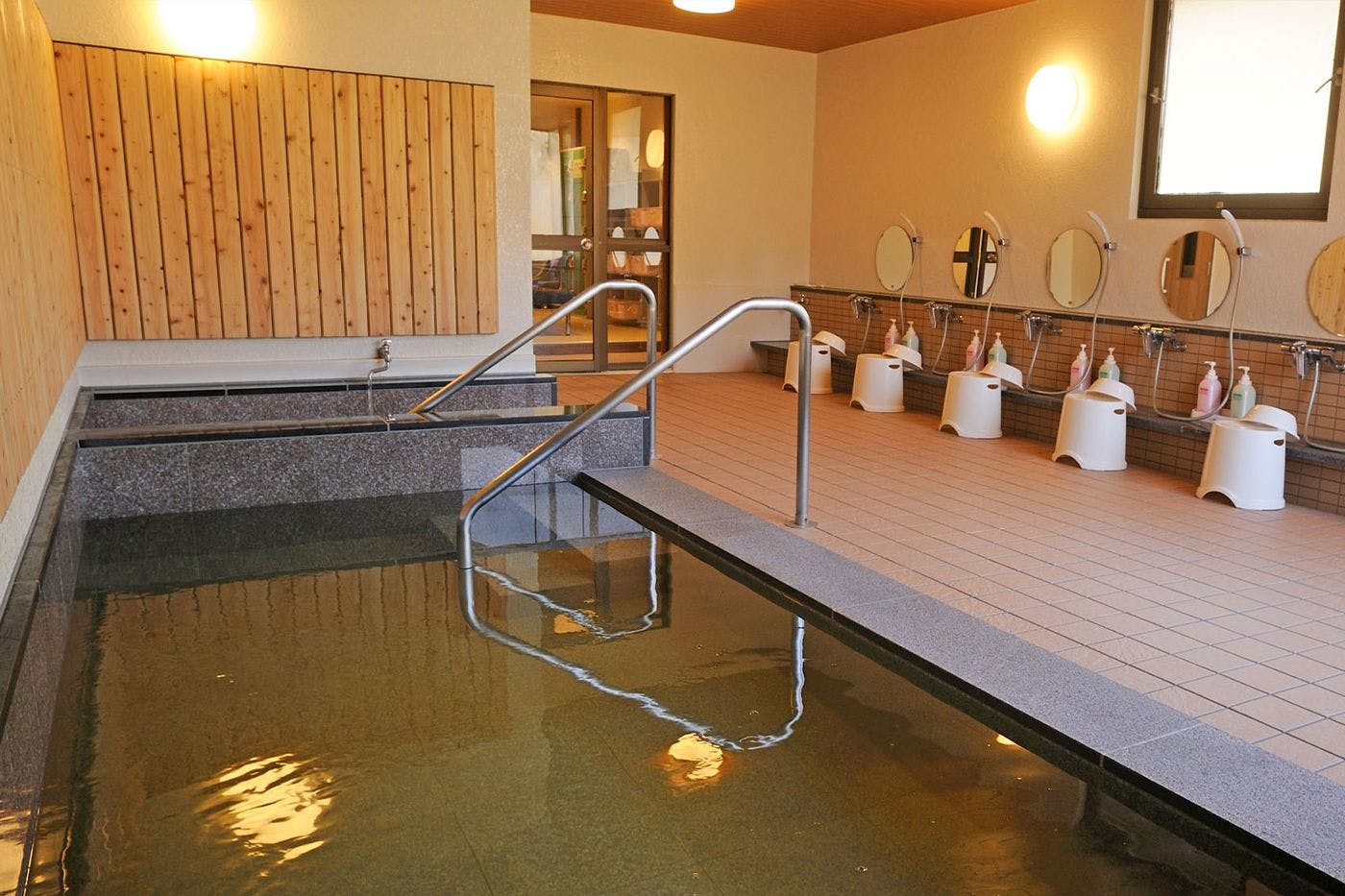 ผ่อนคลายและเพลิดเพลินกับน้ำอุ่นที่ทำให้ทั้งใจและกายอบอุ่น