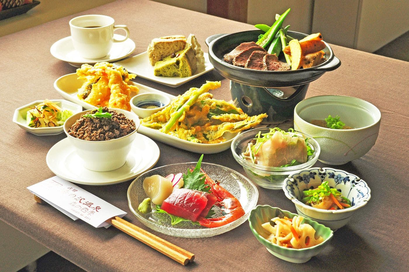 เมนูนี้มีอาหารจานหลักเป็นเนื้อกวางรสเลิศพร้อมด้วยซาชิมิรวม