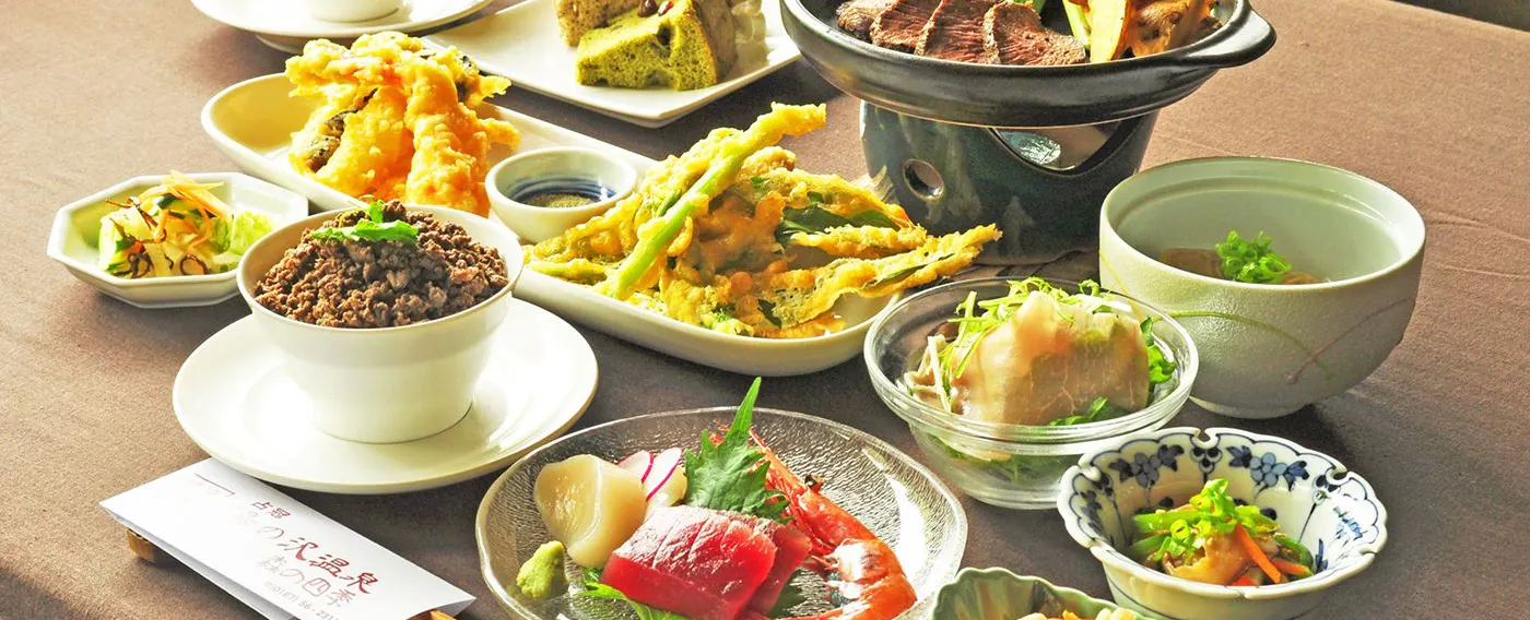 เมนูนี้มีอาหารจานหลักเป็นเนื้อกวางรสเลิศพร้อมด้วยซาชิมิรวม